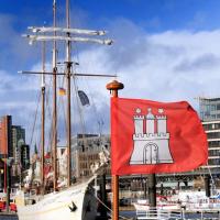 3692_0550 Fahne der Hansestadt Hamburg im Wind - Segelschiff an den Landungsbrücken. | Flaggen und Wappen in der Hansestadt Hamburg